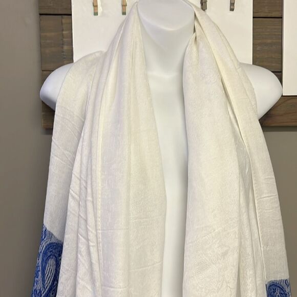 Off-White Cashmere Jacquard Scarf and/or Wrap with Blue Paisley Ends and Tassels - Picture 4 of 12